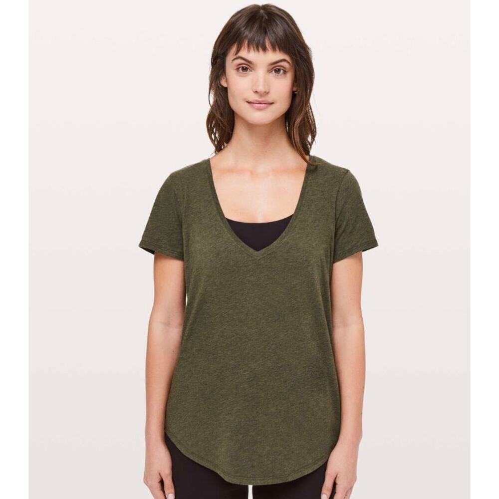 Lululemon Love Tee V in Heathered Dark Olive. Size 10